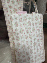 Load image into Gallery viewer, Case Mate - Quilted Ditsy Floral Jelly Tote