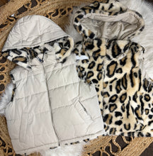 Load image into Gallery viewer, Reversible Leopard Vest - Cream/Taupe